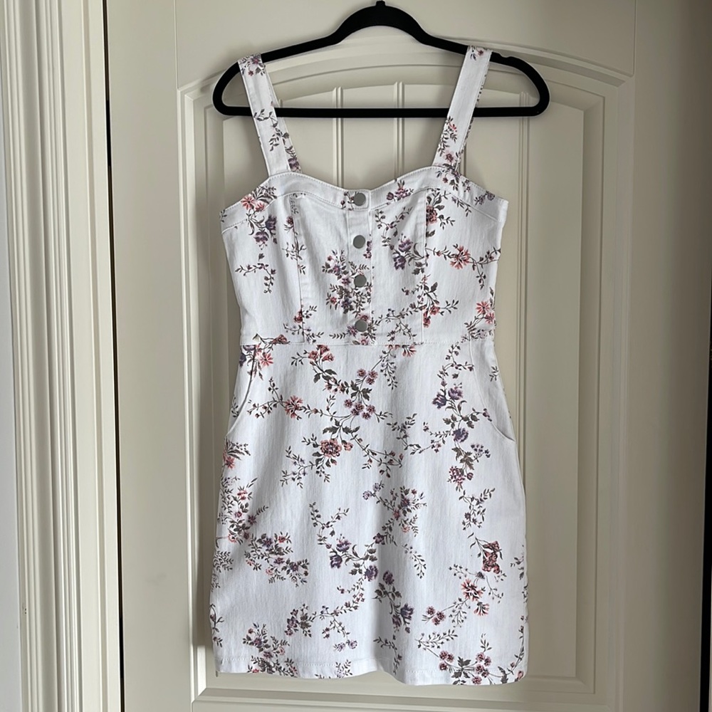 White floral mini dress. Size medium. Brand: NOBO